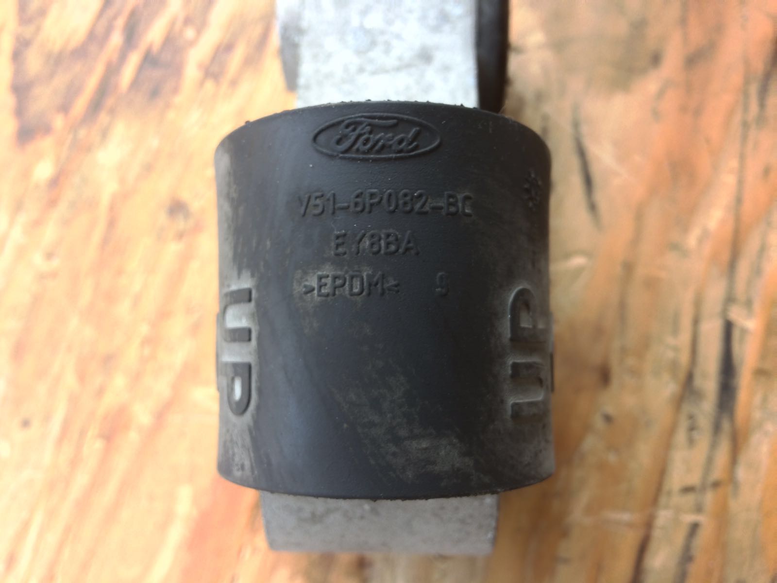 8v517m121ae Supporto Motore Sinistro / Av597m121aa / 1103869 Per Ford
