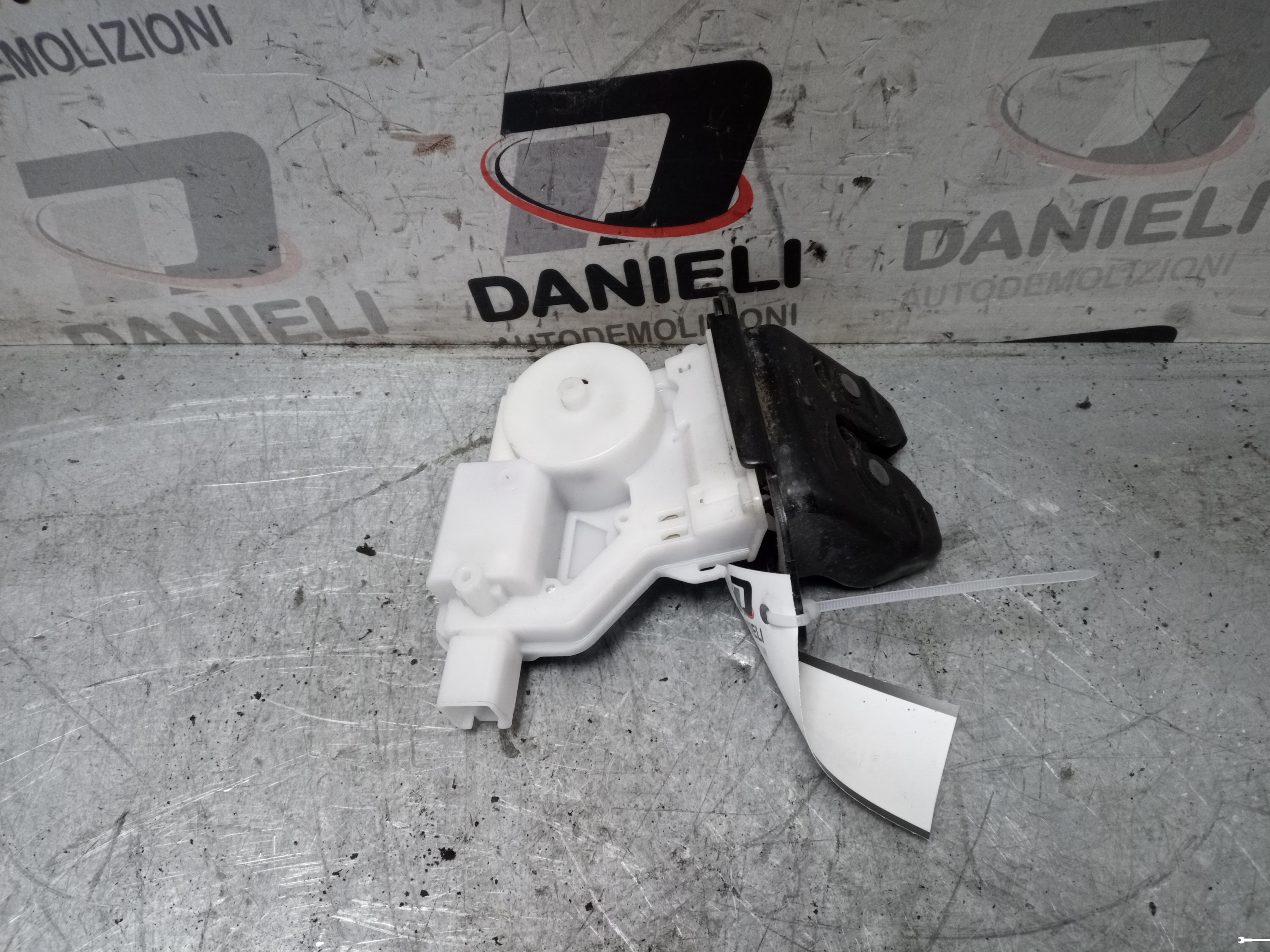 Qiilu Serratura Portellone Bagagliaio 90502-2DX0A Sostituzione Per Nissan Micra, Qashqai, Tiida – In Metallo, Facile Installazione